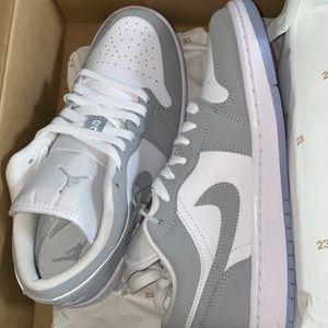 Women’s 7 1/2 air Jordan 1 lows